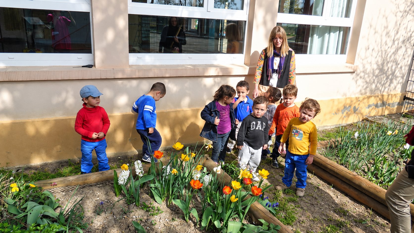 Découverte de l’école maternelle des 4 Saisons : enfants dans le jardin, photo 1 sur 2