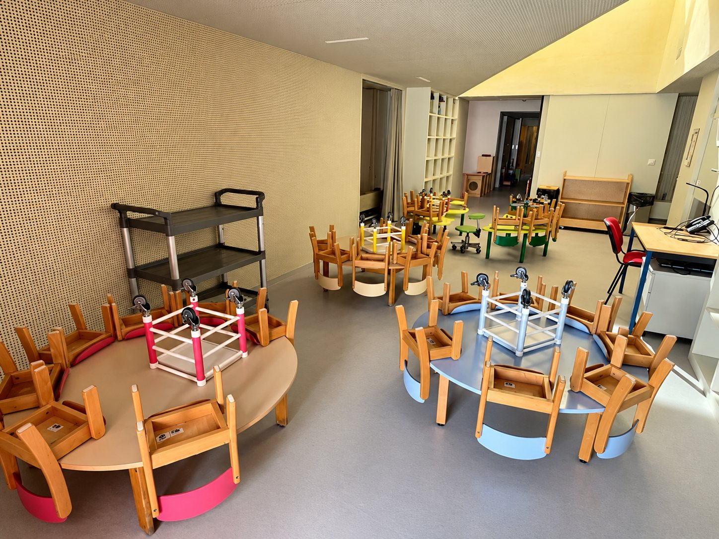 La salle de restauration de La Grande Ourse : petites tables rondes et chaises d’enfants en bois